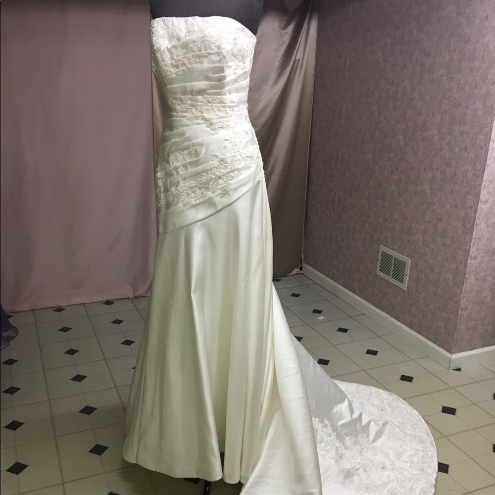 Jasmine size 8 wedding gown