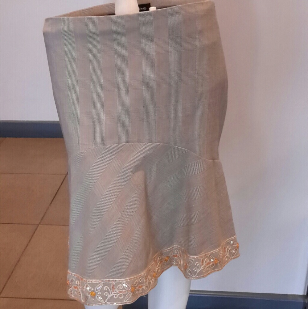 BEBE HOUNDSTOOTH/PLAID BROWN SKIRT W/ EMBROIDERY