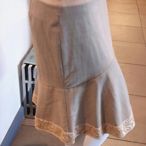 BEBE HOUNDSTOOTH/PLAID BROWN SKIRT W/ EMBROIDERY - Picture 2 of 8