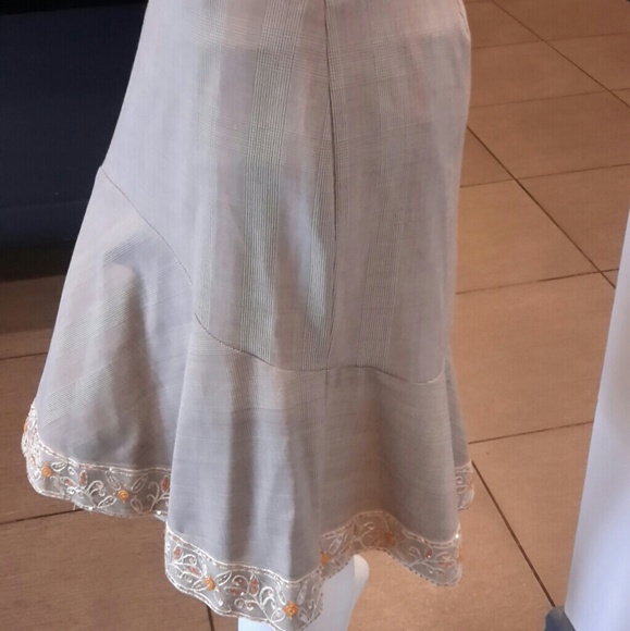 BEBE HOUNDSTOOTH/PLAID BROWN SKIRT W/ EMBROIDERY - Picture 4 of 8