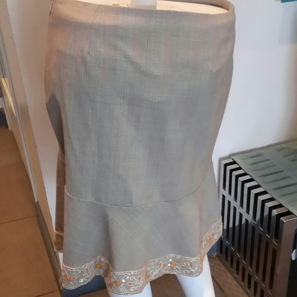 BEBE HOUNDSTOOTH/PLAID BROWN SKIRT W/ EMBROIDERY - Picture 5 of 8