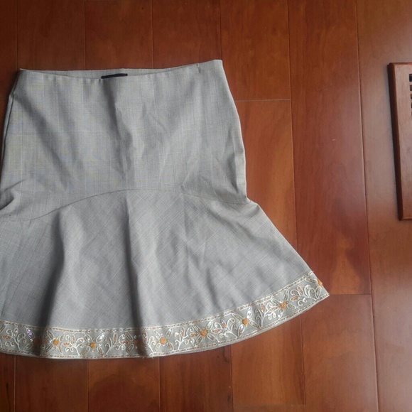 BEBE HOUNDSTOOTH/PLAID BROWN SKIRT W/ EMBROIDERY - Picture 7 of 8