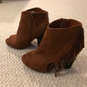 Quipid Fringe Chunky Heel- Size 7.5