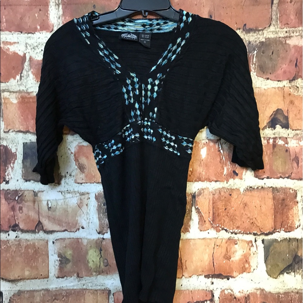 Black quarter sleeve sweater with blue design