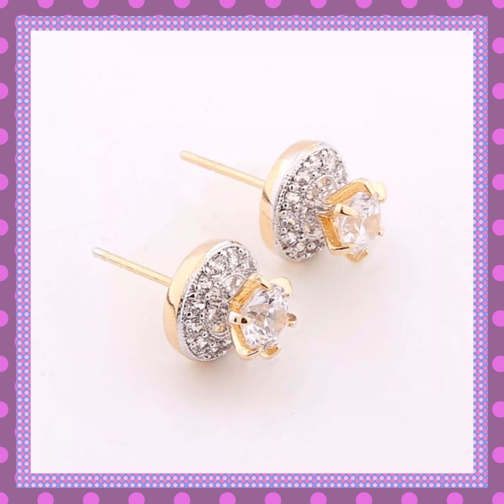 💖Stunning Gold w/White Sapphire Stud Earrings💖