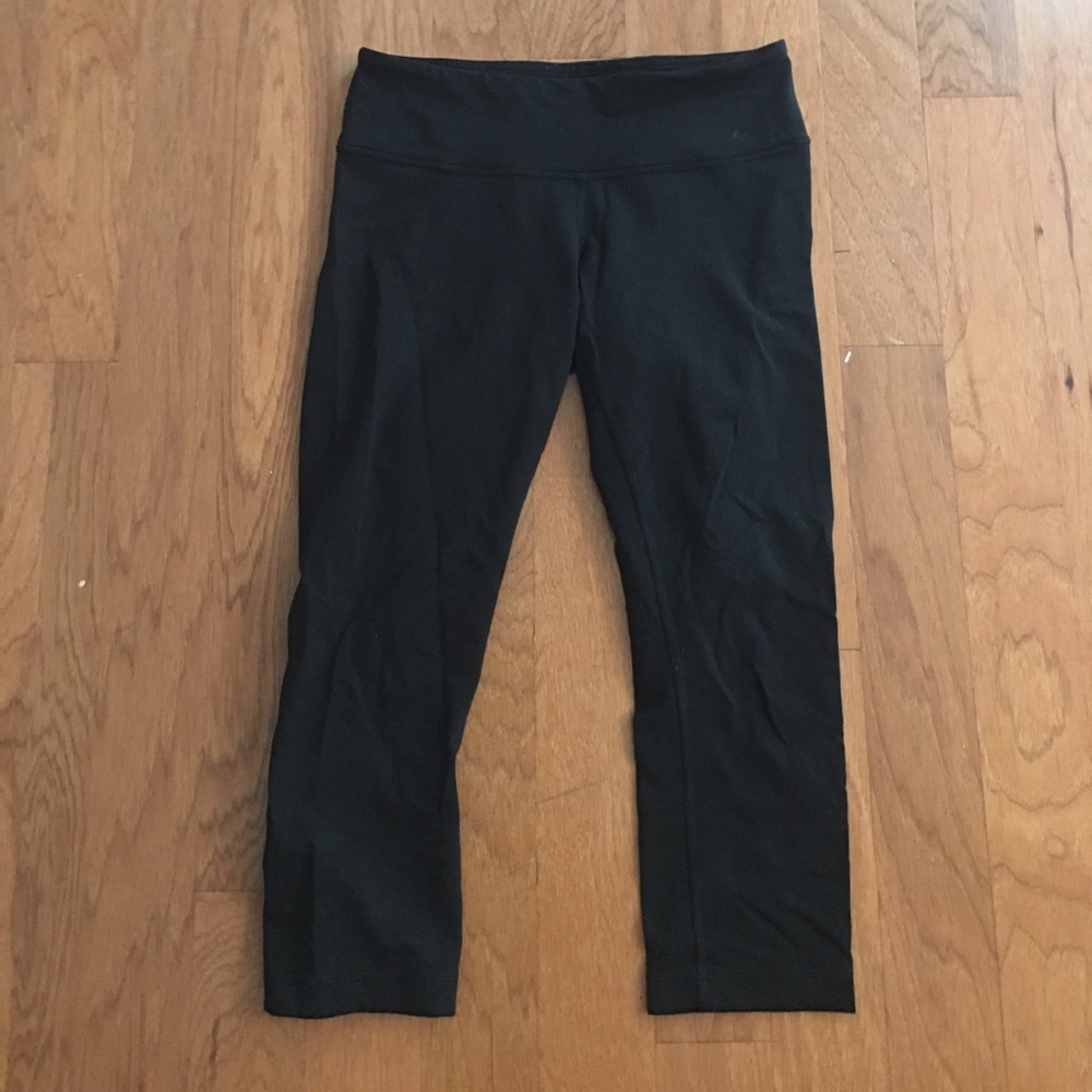 Black Lululemon cropped legging
