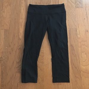 Black Lululemon cropped legging
