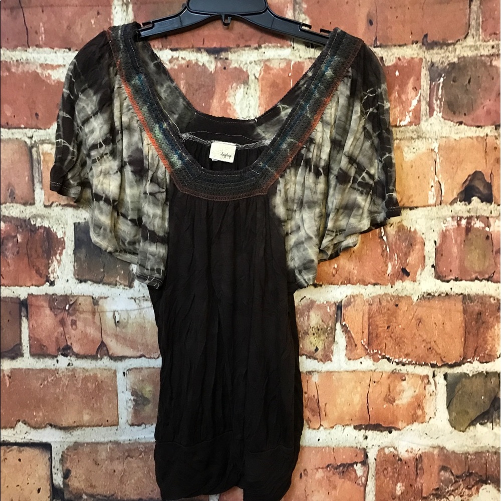 Daytrip short sleeve top with tie dye sleeves