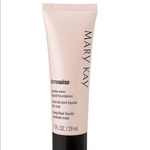 Mary Kay Matte Foundation in Beige 3 (New In Box)