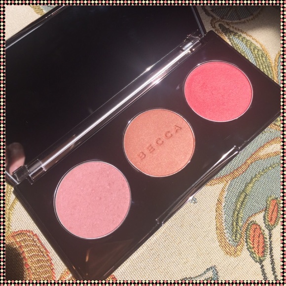 ๐BECCA Blush Trio Palette๐ - Picture 2 of 3