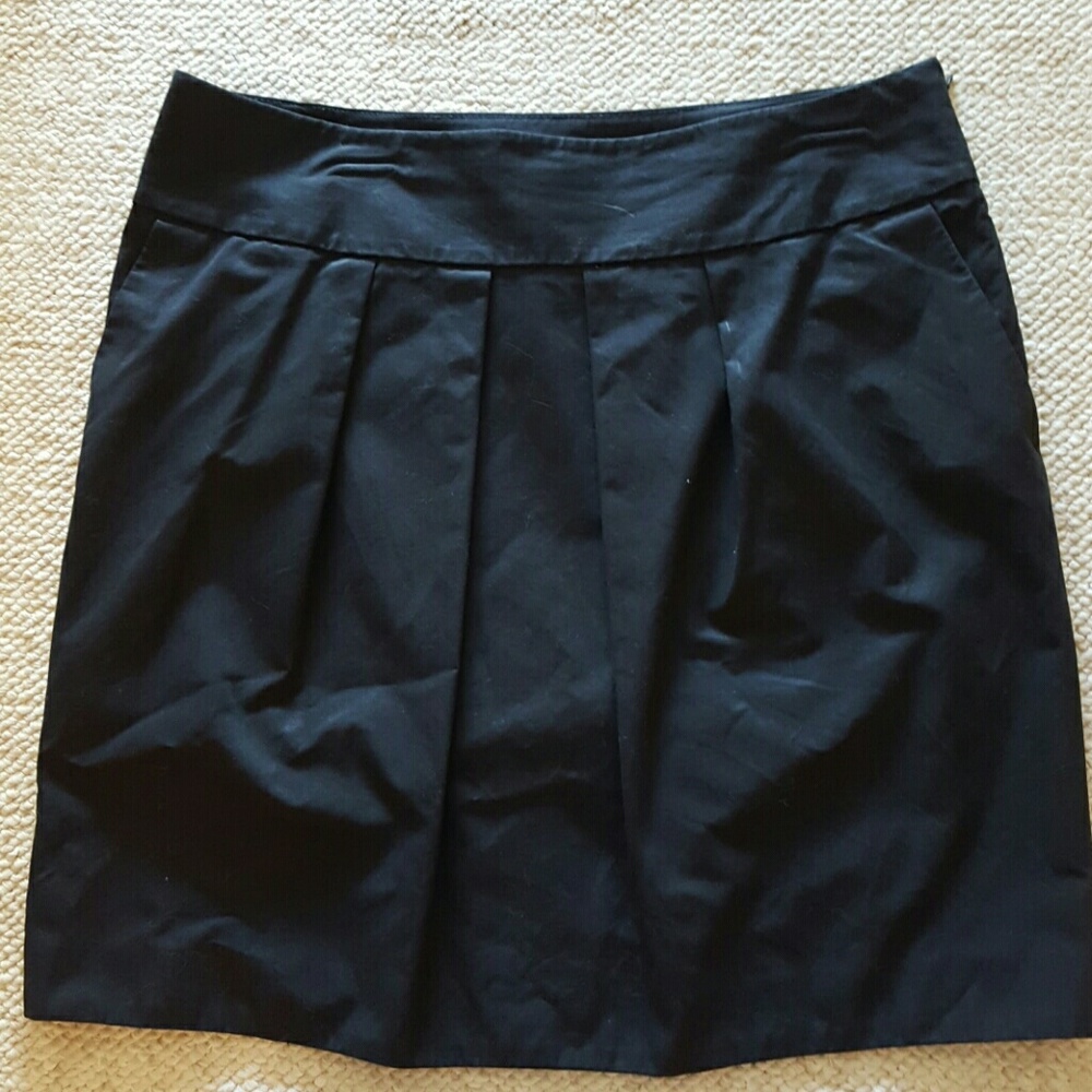 Sharp black Loft skirt with pockets!