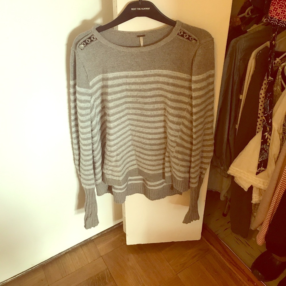 Chic grey cropped sweater