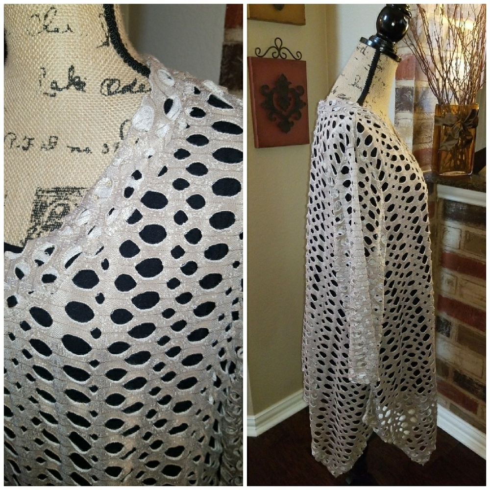 2 hr sale 🌺Awesome Detailed Top - Picture 2 of 5