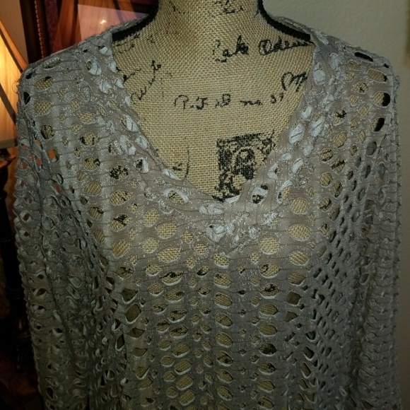 2 hr sale 🌺Awesome Detailed Top - Picture 3 of 5