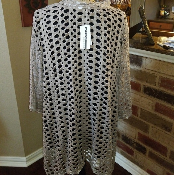 2 hr sale 🌺Awesome Detailed Top - Picture 5 of 5