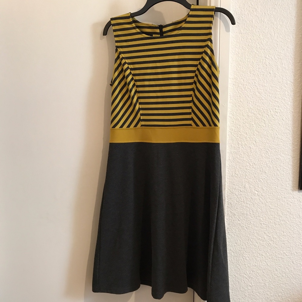 Spense grey and yellow sleeveless midi dress.