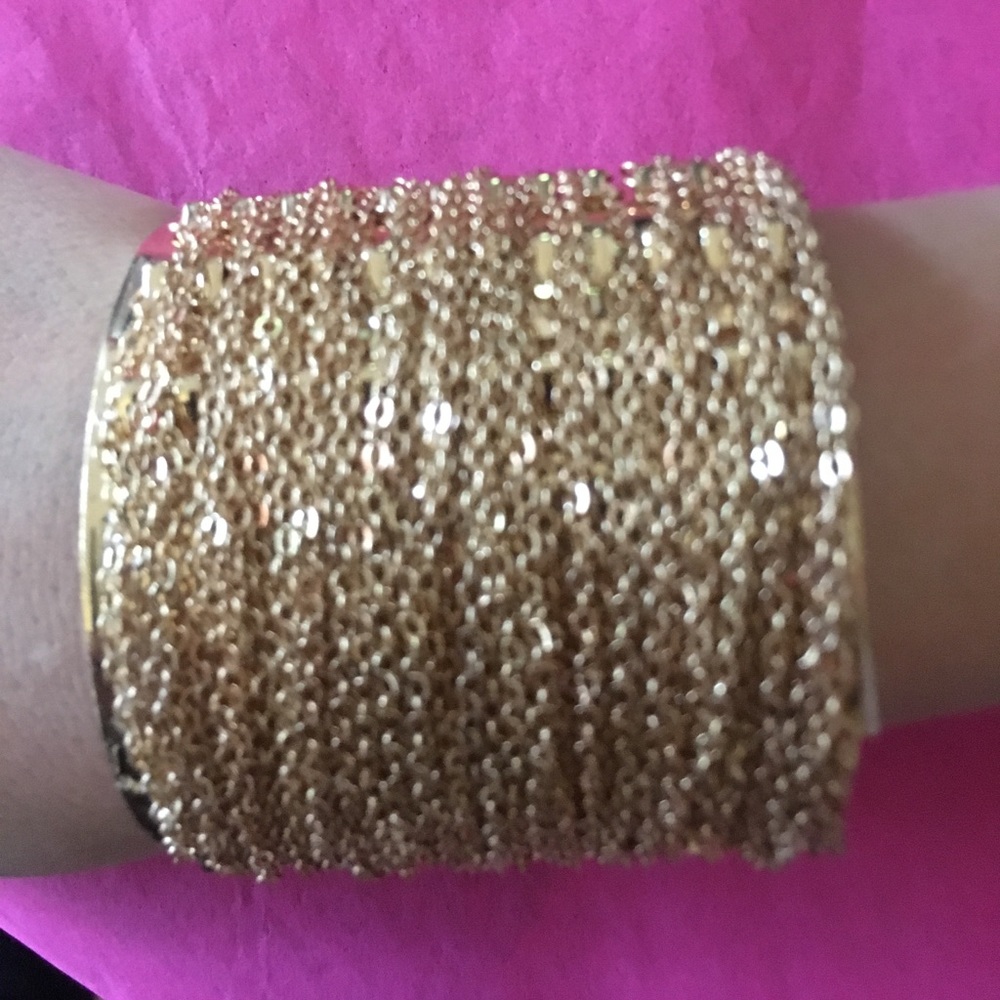 🌺$37 OFF RETAIL $65🌺NWT GOLD CUFF WITH CHAIN EMBELLISHMENT BY DESIGNER NATASHA