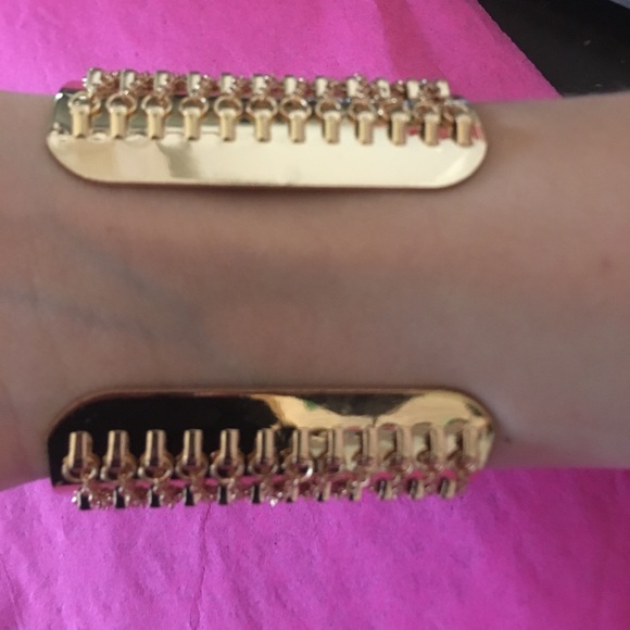 🌺$37 OFF RETAIL $65🌺NWT GOLD CUFF WITH CHAIN EMBELLISHMENT BY DESIGNER NATASHA - Picture 2 of 3