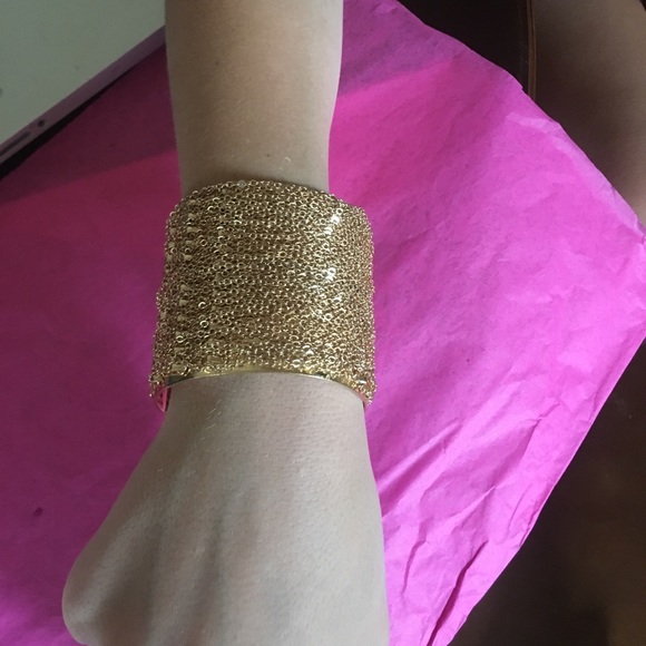 🌺$37 OFF RETAIL $65🌺NWT GOLD CUFF WITH CHAIN EMBELLISHMENT BY DESIGNER NATASHA - Picture 3 of 3