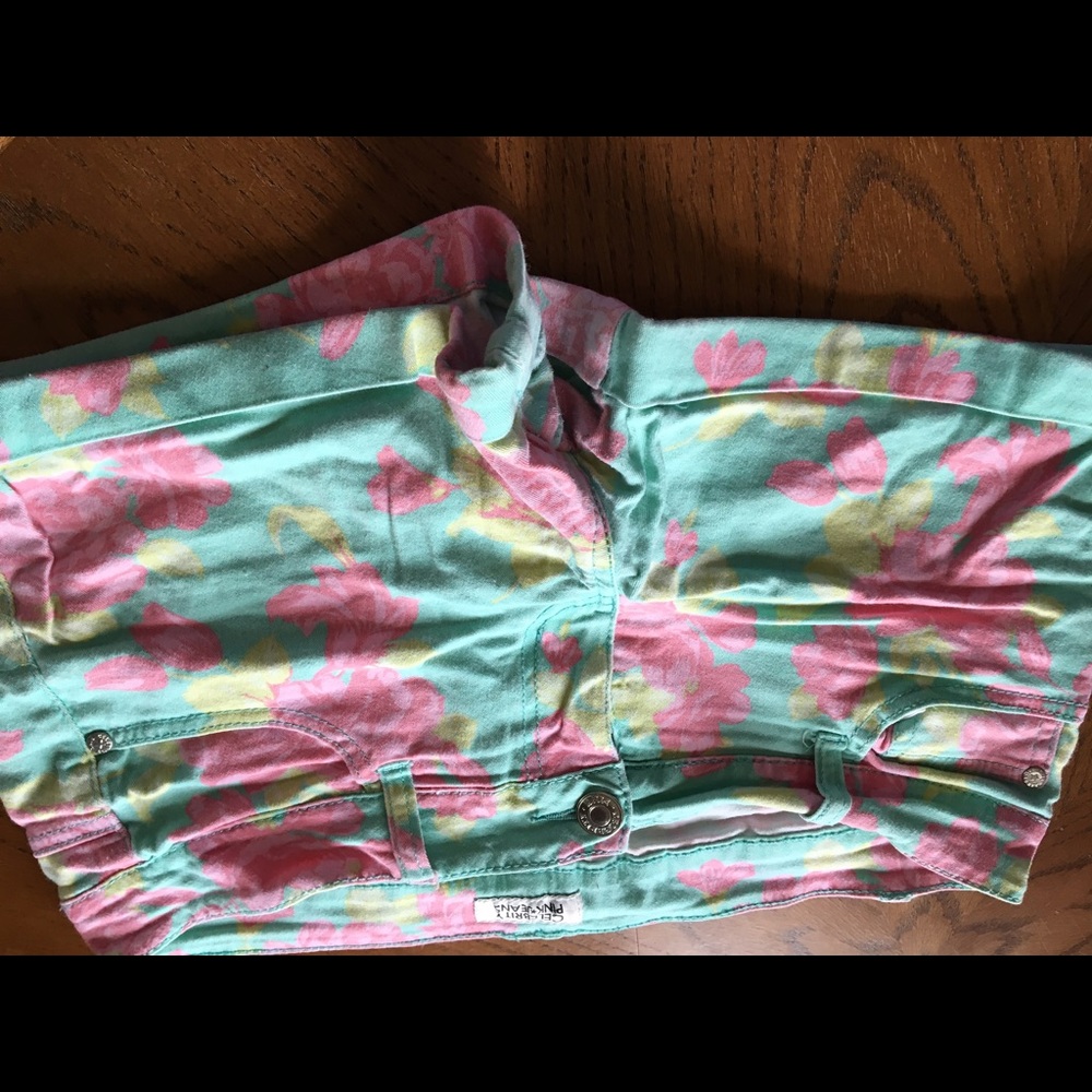Clothing - Picture 8 of 8