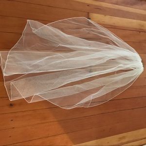 Finger tip length ivory wedding veil. NWOT.