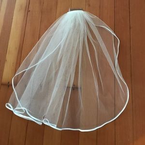 Ivory elbow length veil with satin trim. NWOT.