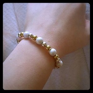{ES} Gold, silver, and white stretch bracelet