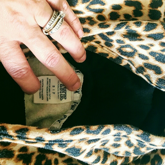 HTF, cheetah logo vs pink funnel neck - Picture 6 of 6