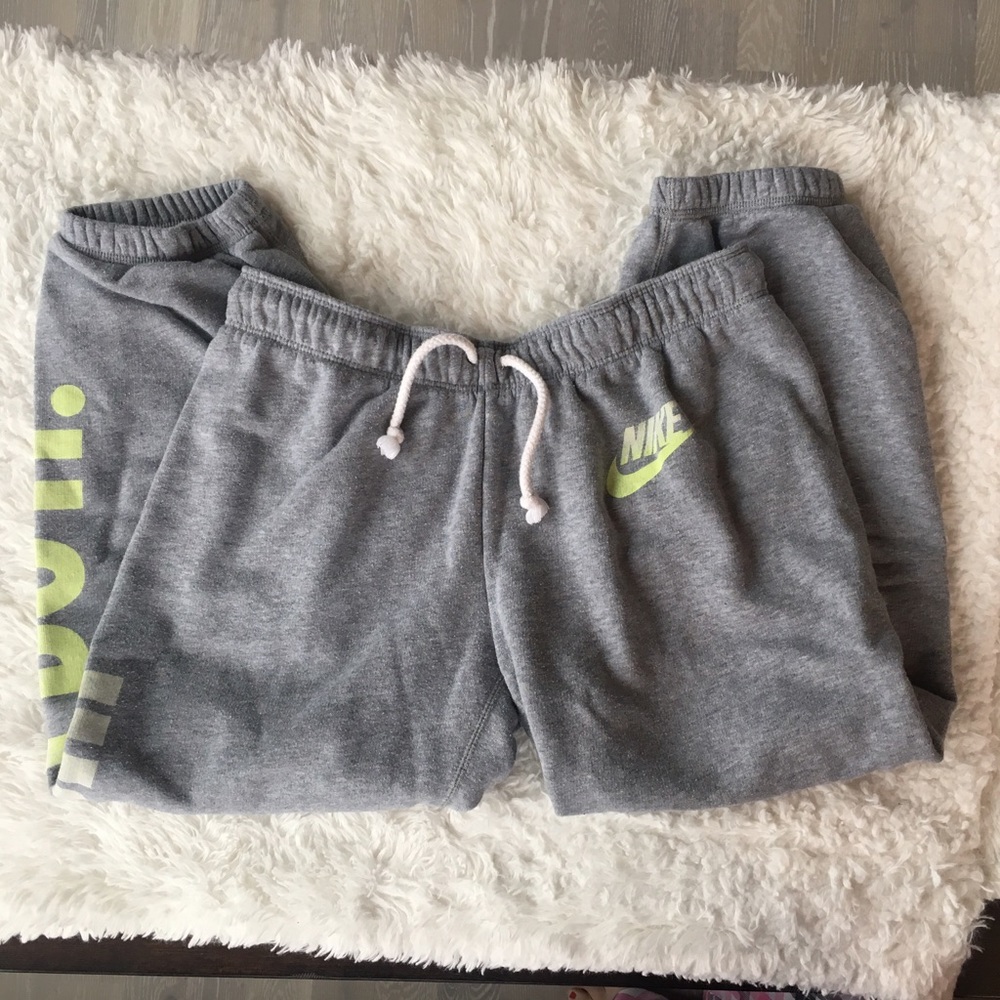 FLASH SALE ⚡️⚡️⚡️Gray Nike cropped sweatpants