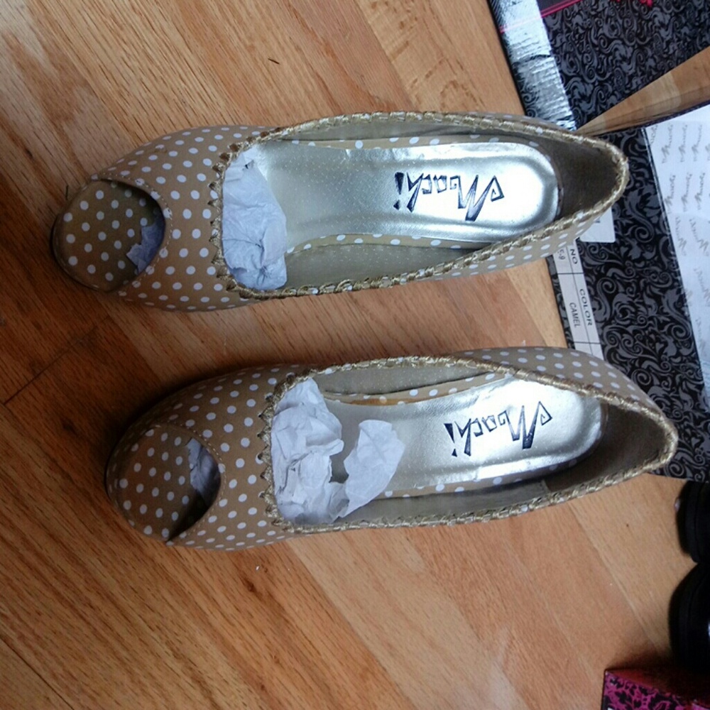 Brand New never worn , still on box , size 5.5 - Picture 2 of 8