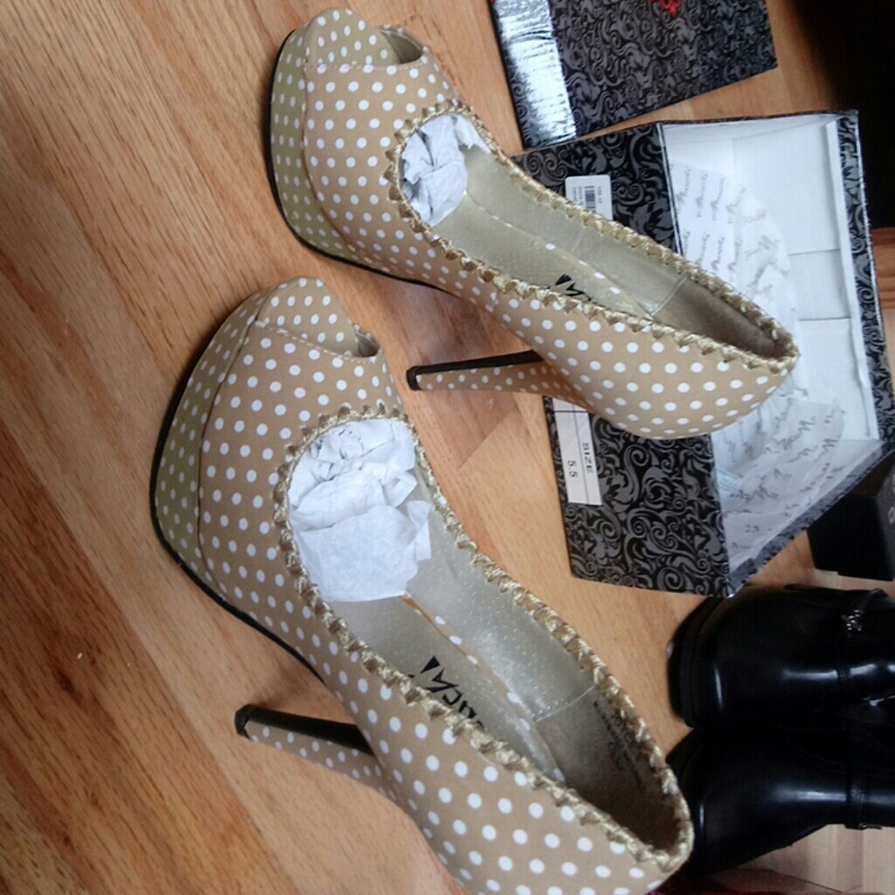 Brand New never worn , still on box , size 5.5 - Picture 3 of 8