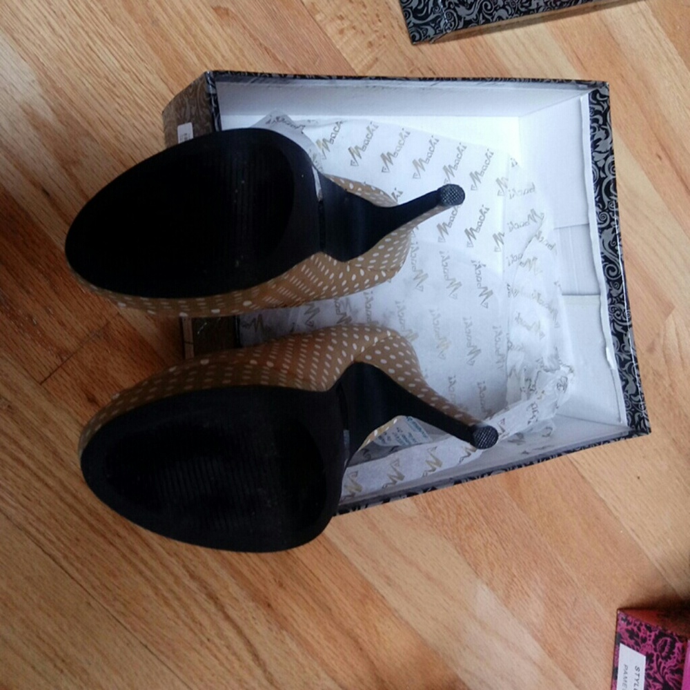 Brand New never worn , still on box , size 5.5 - Picture 6 of 8