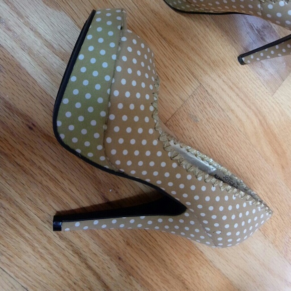 Brand New never worn , still on box , size 5.5 - Picture 4 of 8