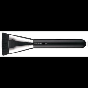 MAC163 flat contour brush