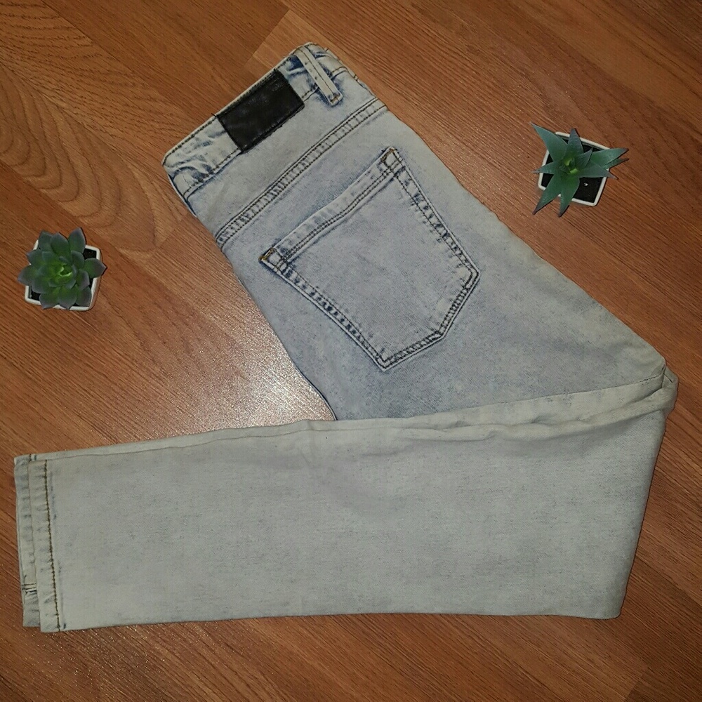 Light wash skinny jeans