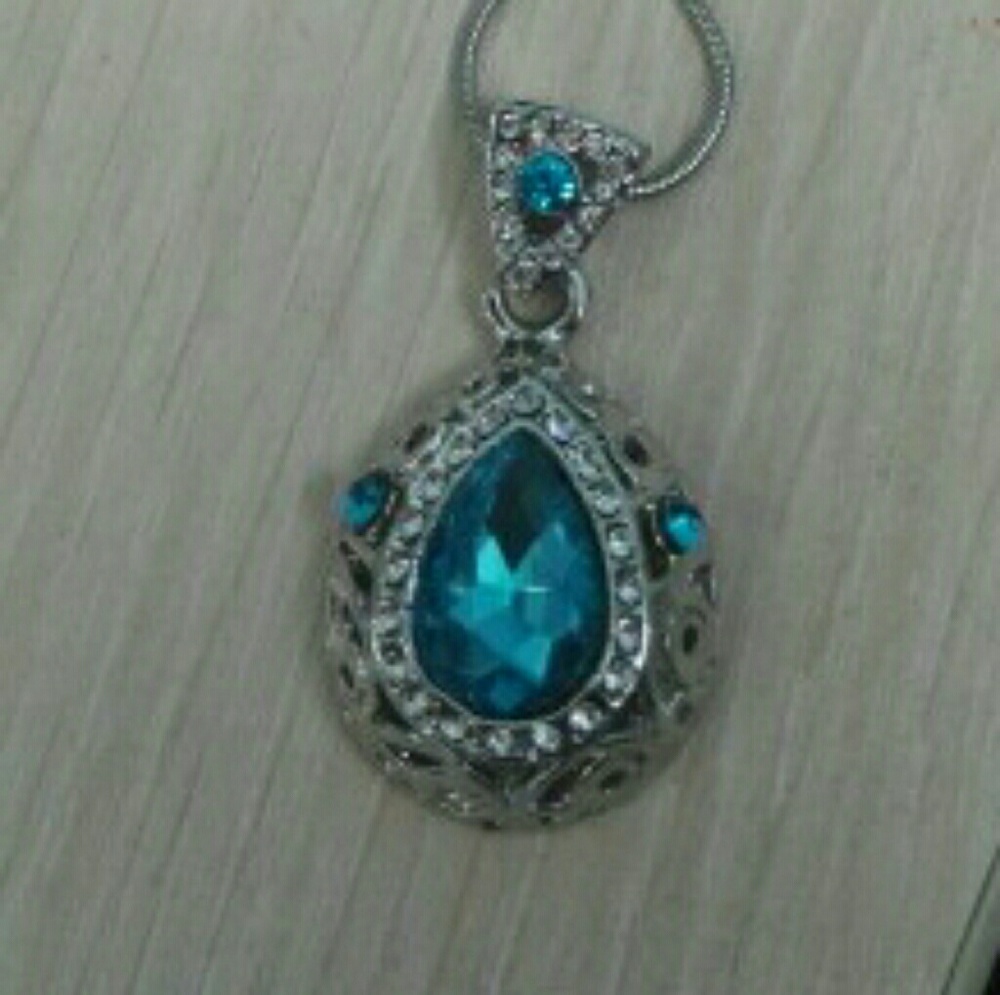 Silver plated vintage quality blue pendant