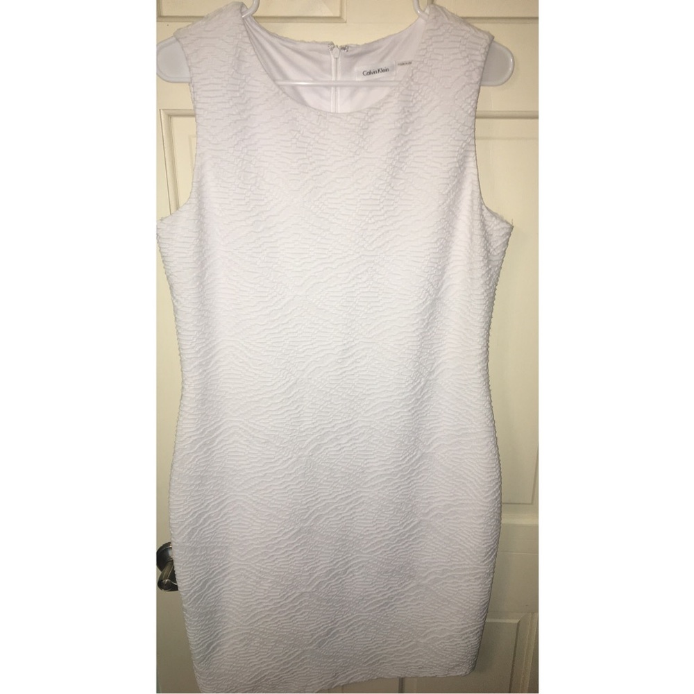 Calvin Klein - White Fitted Patterned Dress.