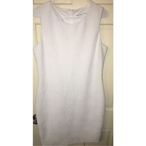 Calvin Klein - White Fitted Patterned Dress.