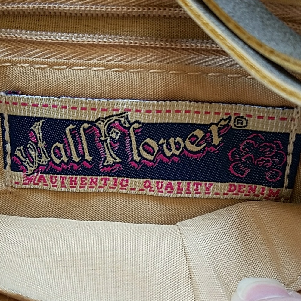 🎊2XHP🎊WALLFLOWER PURSE - Picture 5 of 6
