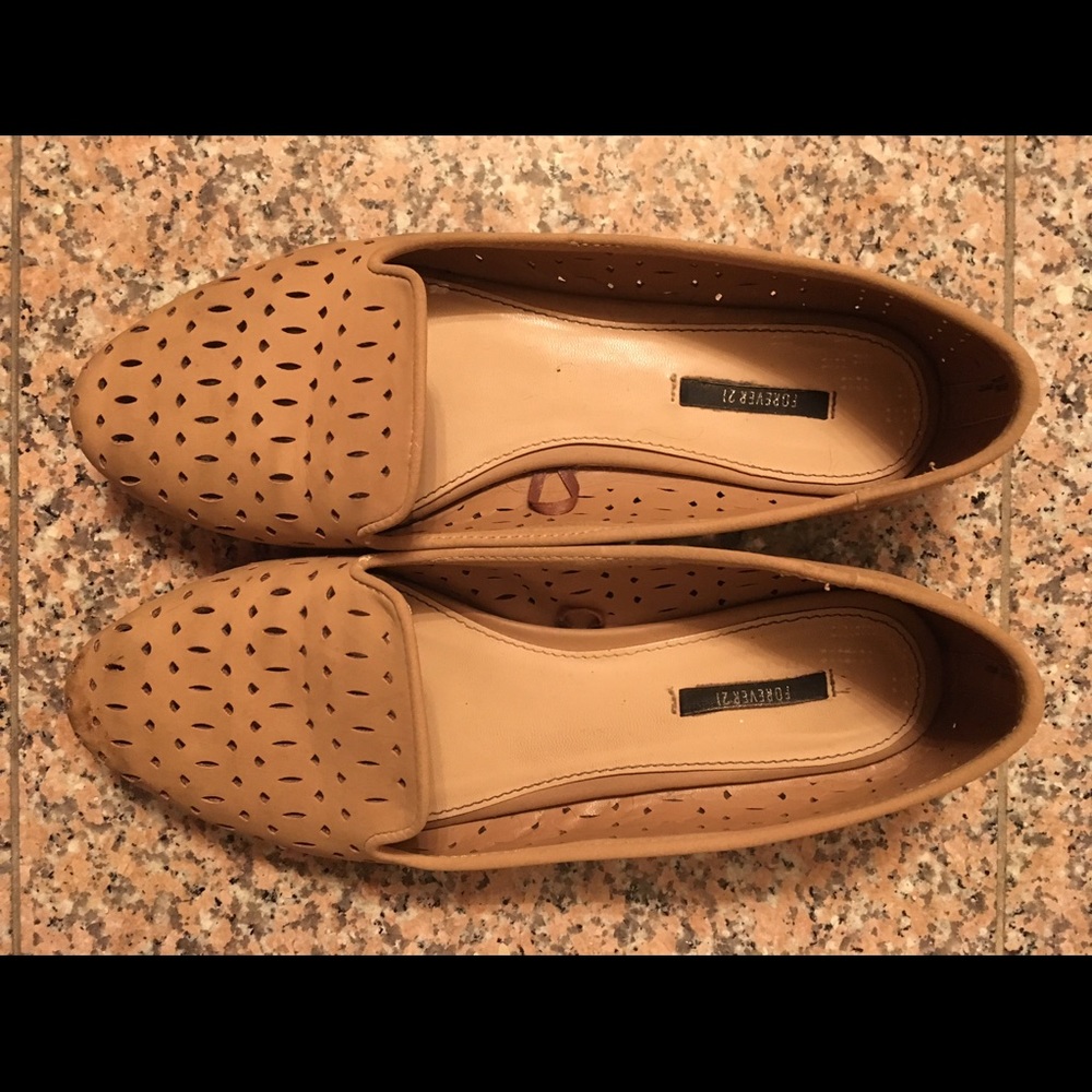 Casual flats with a pattern that allows aeration.