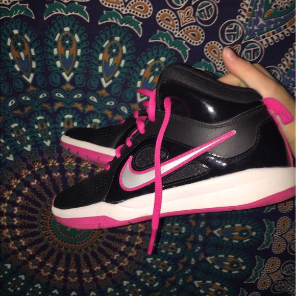 pink and black nike basketball shoes