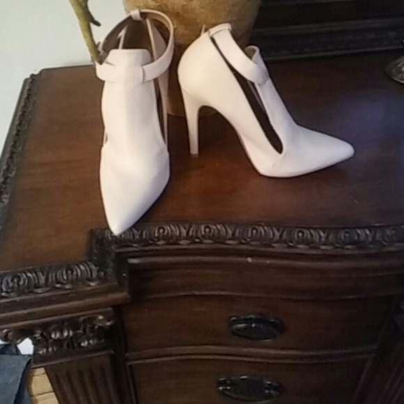 Shoes - Picture 2 of 4