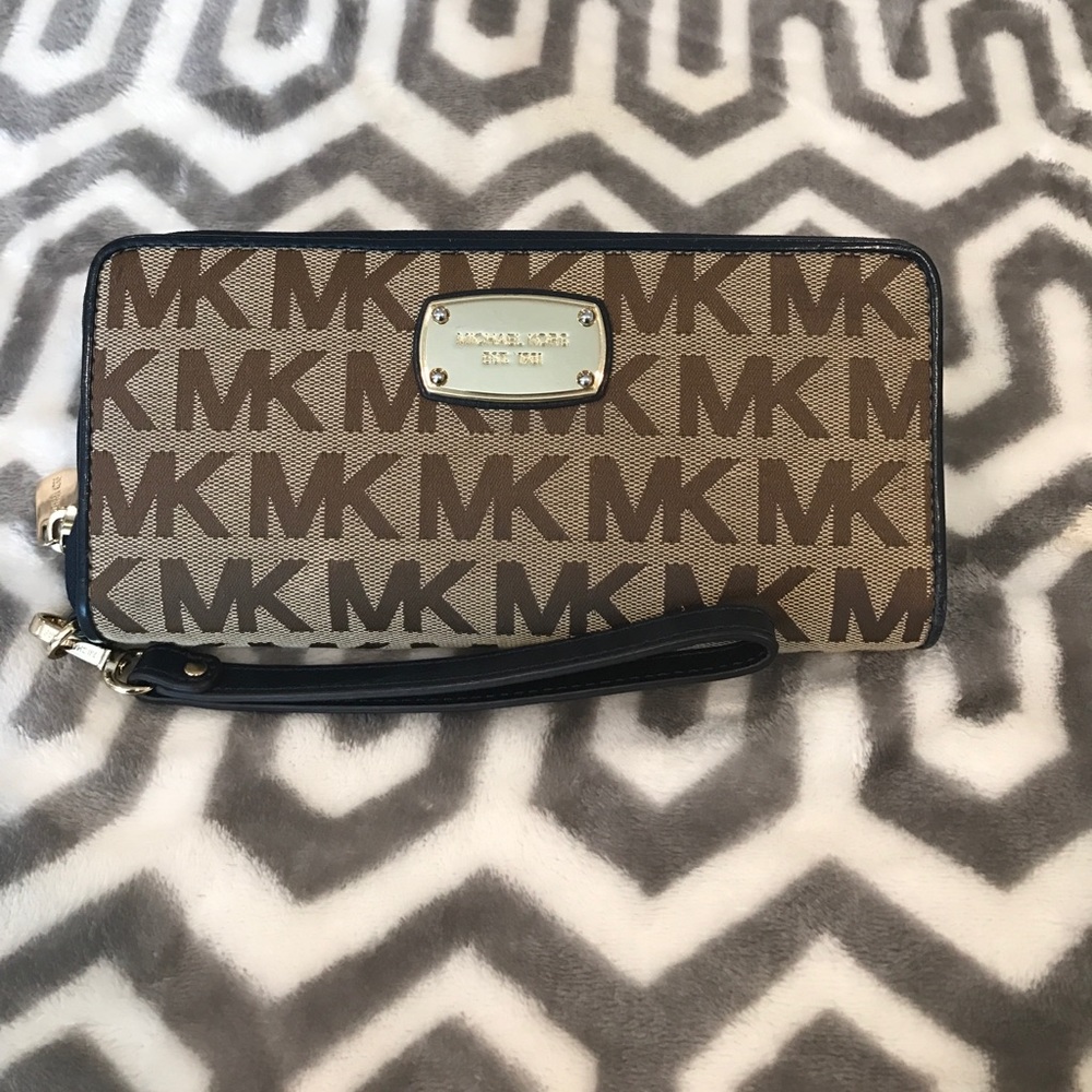 Michael Kors Continental Wristlet
