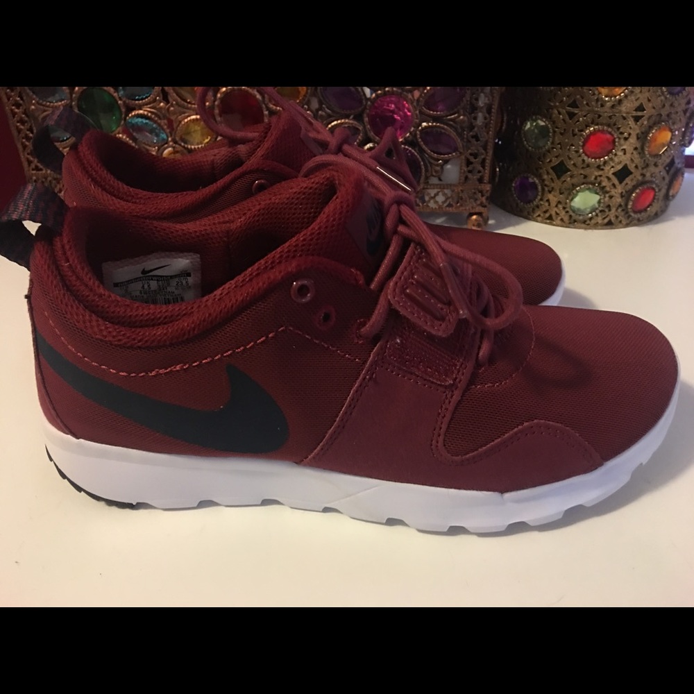 Red/maroon Nike Trainerndor SB