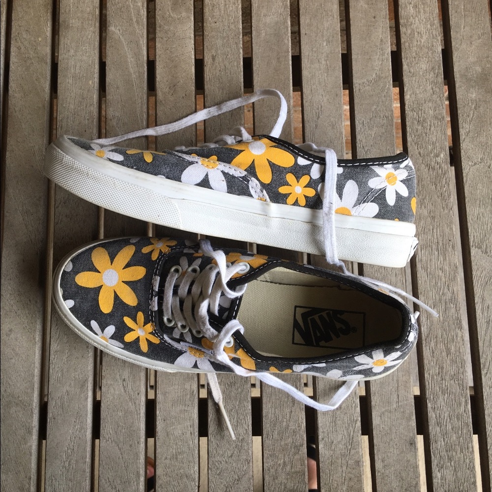 ❤️SOLD❤️Vans Black w/Yellow & White Daisy Sneakers - Picture 3 of 7