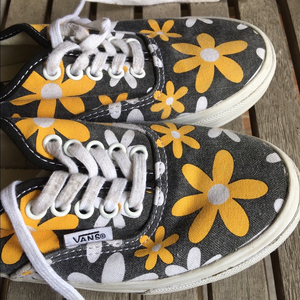 ❤️SOLD❤️Vans Black w/Yellow & White Daisy Sneakers - Picture 4 of 7