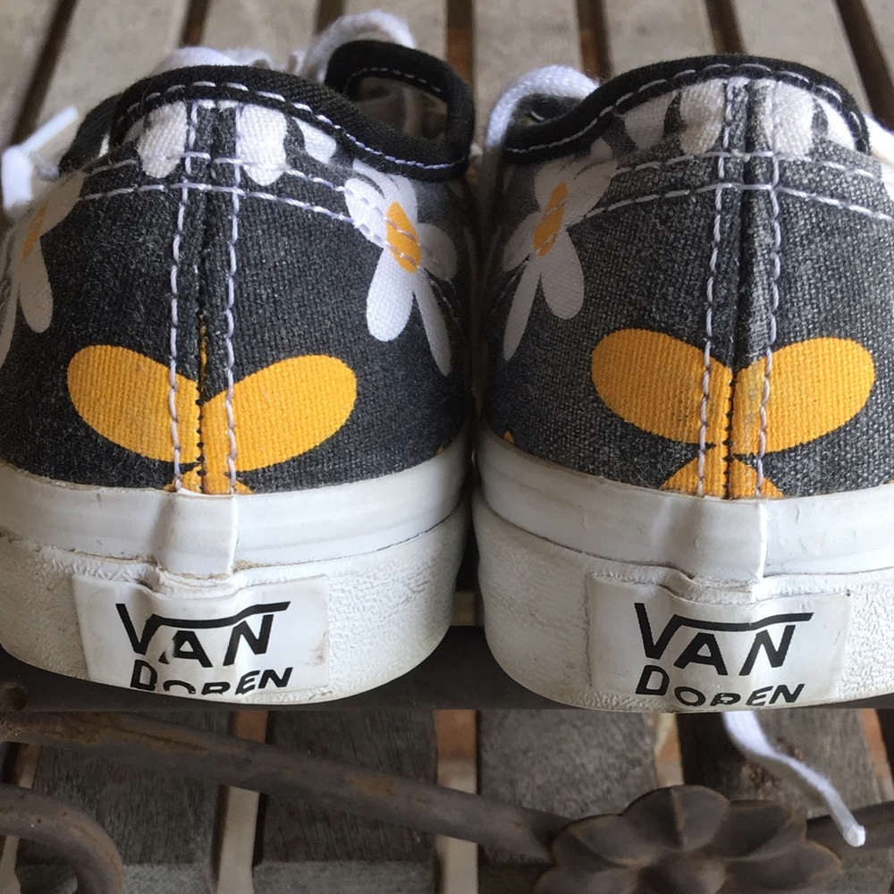 ❤️SOLD❤️Vans Black w/Yellow & White Daisy Sneakers - Picture 5 of 7