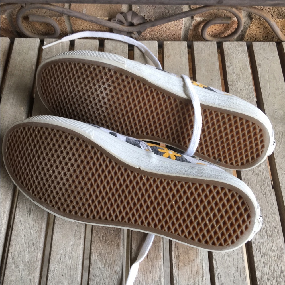 ❤️SOLD❤️Vans Black w/Yellow & White Daisy Sneakers - Picture 6 of 7