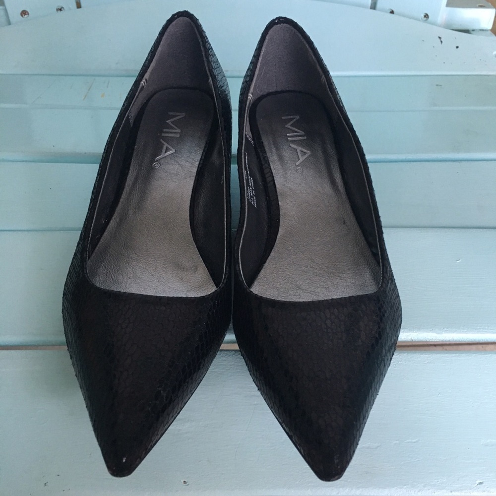MIA Black Pointed Flats (Kitten Heel) size 6