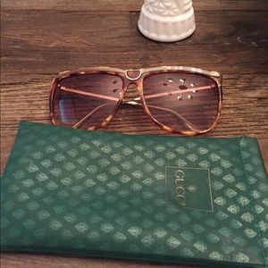 Authentic Gucci sunglasses w Gucci case
